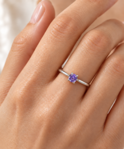 Anillo de Plata 925 con circonia lila central en diseño solitario