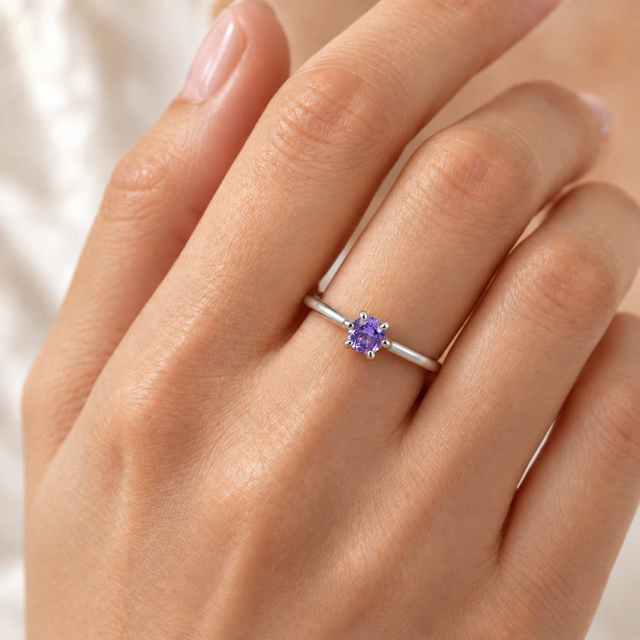 Anillo de Plata 925 con circonia lila central en diseño solitario