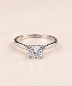 Anillo solitario de Plata 925 con circonia central y engarce de cuatro puntas.