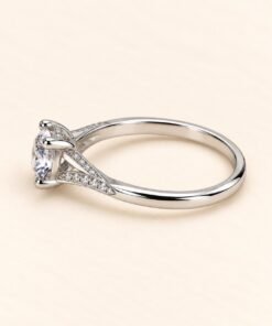 Anillo de Plata 925 con circonia central y circonias engarzadas en los laterales