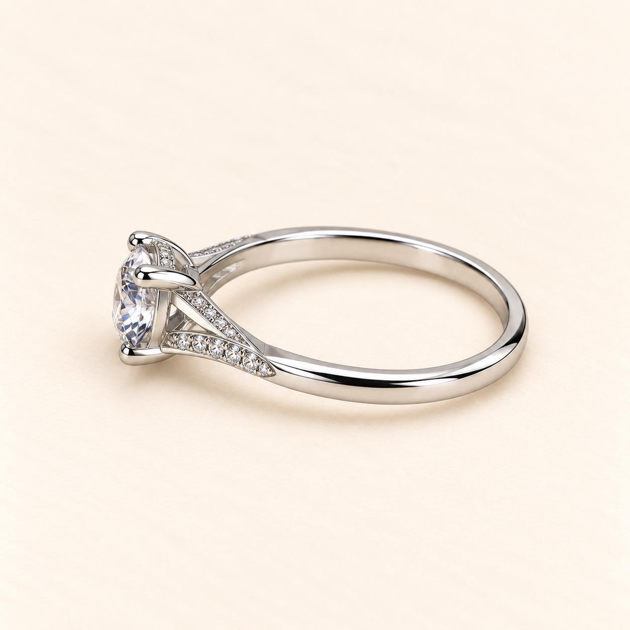 Anillo de Plata 925 con circonia central y circonias engarzadas en los laterales