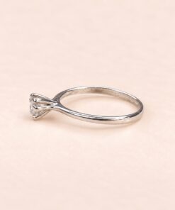 Anillo solitario de Plata 925 con circonia central de corte brillante y cuatro puntas.