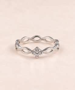 Anillo de Plata 925 con circonia central y diseño entrelazado estilo infinito