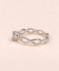 Anillo de Plata 925 con circonia central y diseño entrelazado estilo infinito