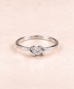 Anillo solitario de Plata 925 con circonia central y engarce envolvente de diseño elegante