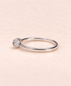 Anillo solitario de Plata 925 con circonia central y engarce envolvente de diseño elegante
