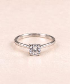 Anillo solitario de Plata 925 con circonia central de corte brillante y cuatro puntas.