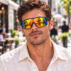 Lente de sol unisex RUSH envolvente con cristal espejado amarillo y armazón negra.