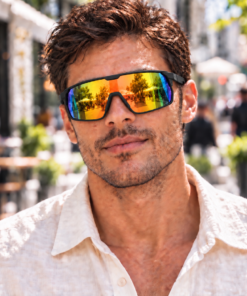 Lente de sol unisex RUSH envolvente con cristal espejado amarillo y armazón negra.