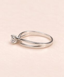 Anillo solitario de Plata 925 con circonia central y diseño de doble línea abierta
