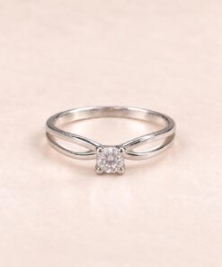 Anillo solitario de Plata 925 con circonia central y diseño de doble línea abierta