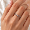 Anillo de Plata 925 con circonia central y diseño entrelazado estilo infinito