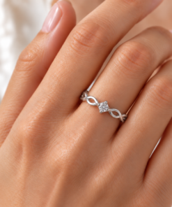 Anillo de Plata 925 con circonia central y diseño entrelazado estilo infinito