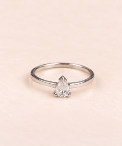 Anillo solitario de Plata 925 con circonia central corte pera y aro fino pulido