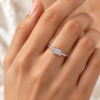 Anillo solitario de Plata 925 con circonia central y engarce envolvente de diseño elegante