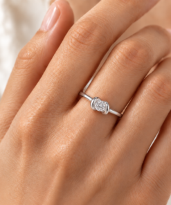 Anillo solitario de Plata 925 con circonia central y engarce envolvente de diseño elegante