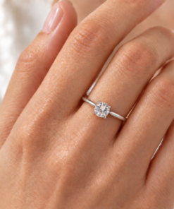 Anillo solitario de Plata 925 con circonia central de corte brillante y cuatro puntas