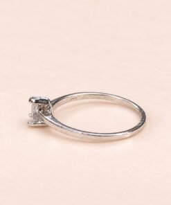 Anillo solitario de Plata 925 con circonia central corte pera y aro fino pulido
